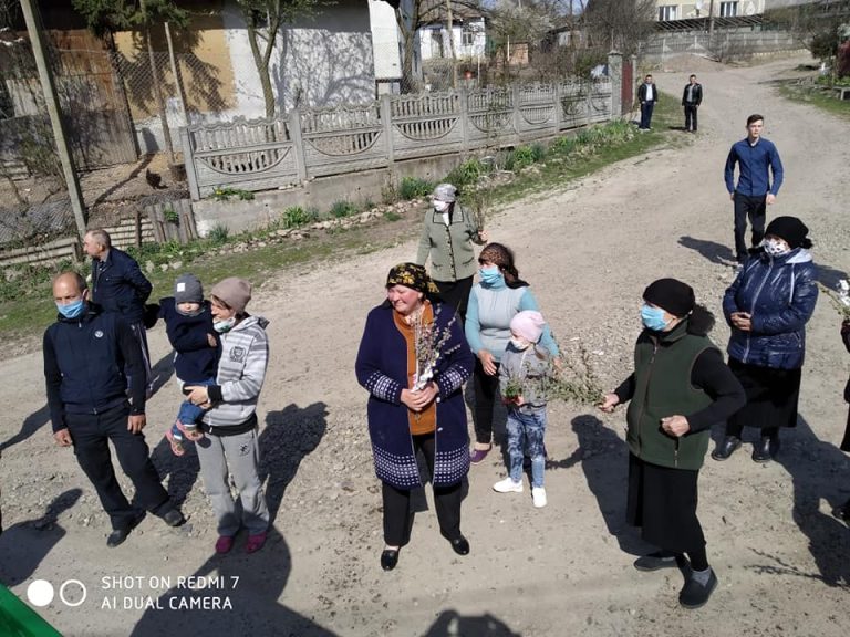 Щоб уникнути скупчення людей, в Тисменицькому районі священик освячував вербові гілки їздячи по селі автомобілем