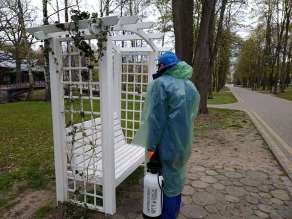 В Івано-Франківську провели дезінфекцію у центральному парку міста