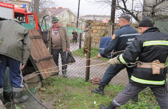 На Прикарпатті, посеред білого дня, п'яний юнак впав у криницю