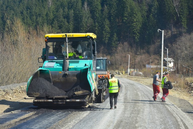 У селі на Верховинщині продовжують ремонтувати дорогу держзначення: фотофакт