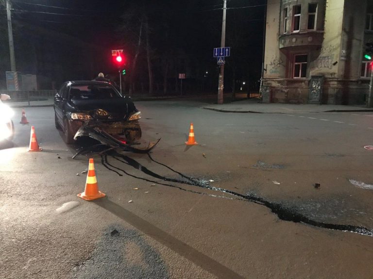 У Франківську посеред ночі зіткнулись два авто. Винуватець ДТП втік з місця пригоди