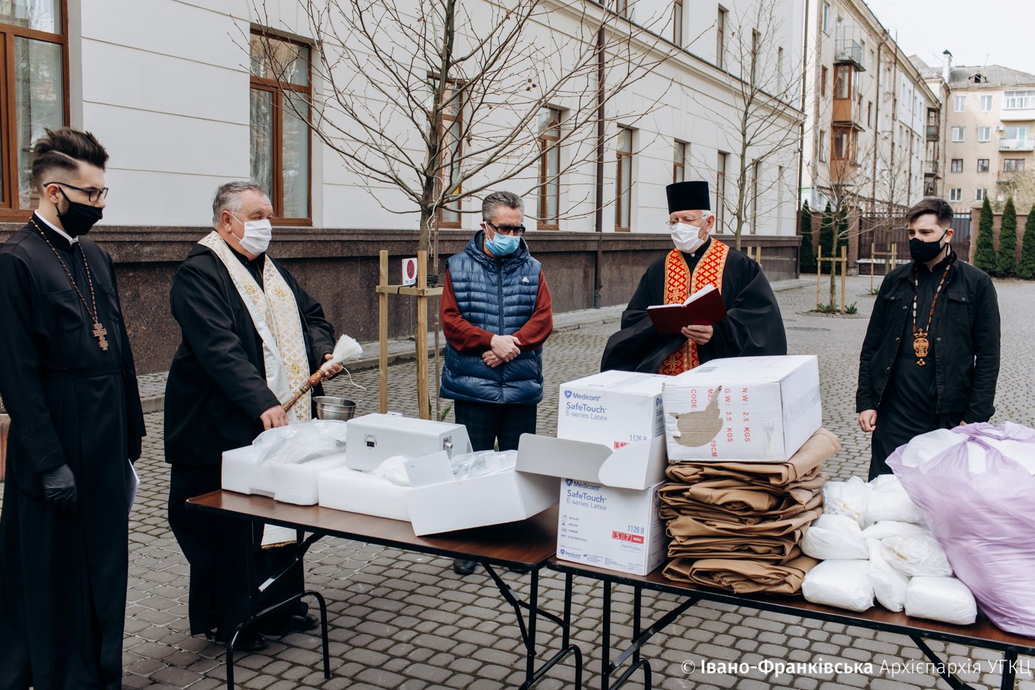 Священики та віряни Архікатедрального собору придбали для франківської лікарні апарат ШВЛ: фото