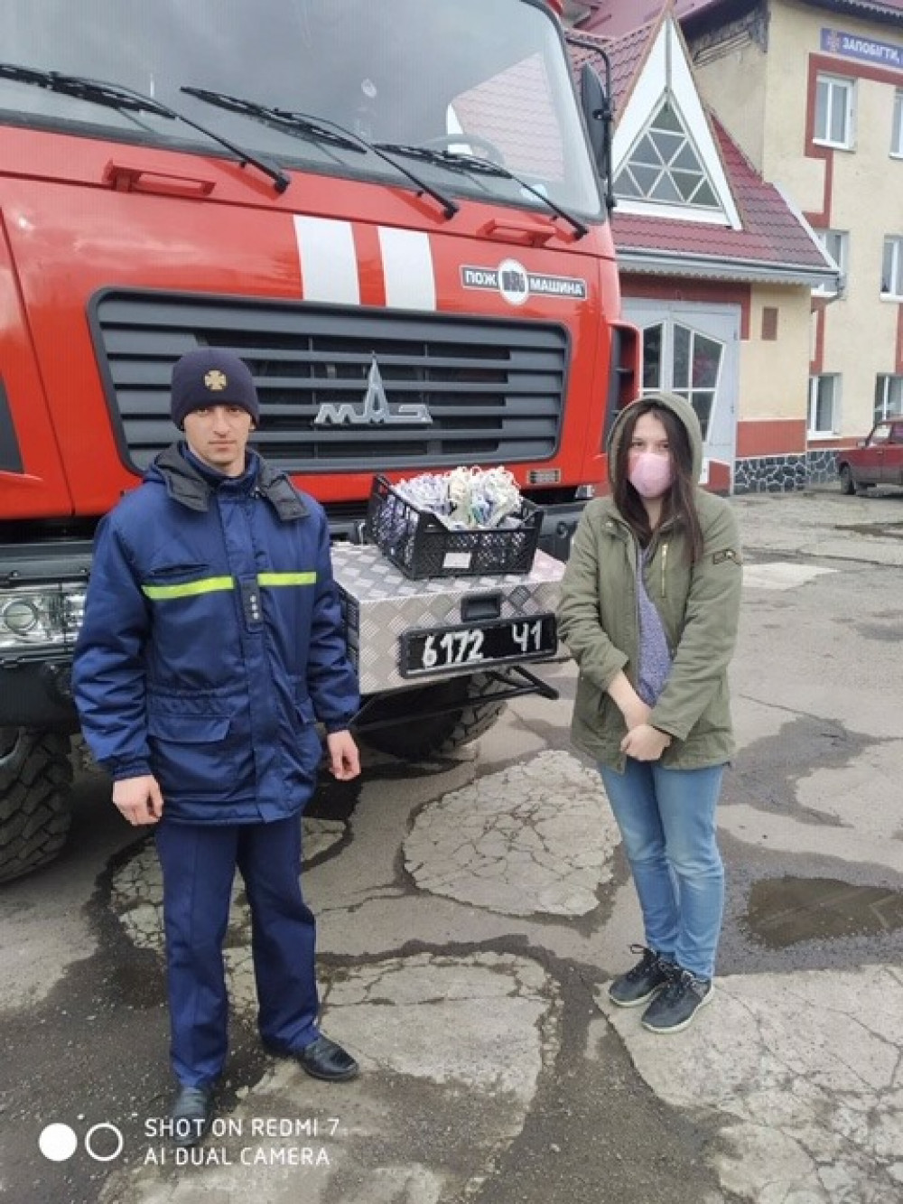 У Калуші волонтери передали маски рятувальникам