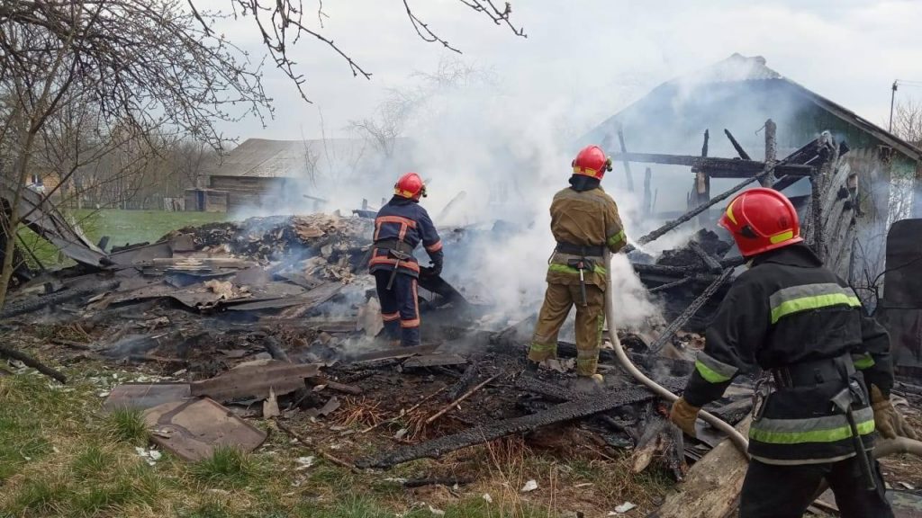 У Долинському районі вщент згорів господарський комплекс: фотофакт