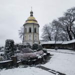 Сніг посеред весни: добірка фото із засніжених Карпат