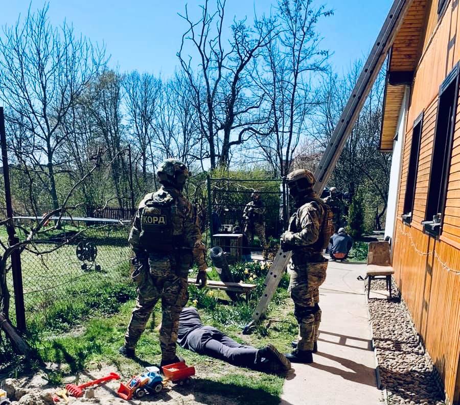 Під час обшуків поліцейські вилучили у калушан наркотики та зброю: фотофакт