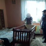 На Тисмениччині горе-матір через випивку забула про маленького сина: фотофакт