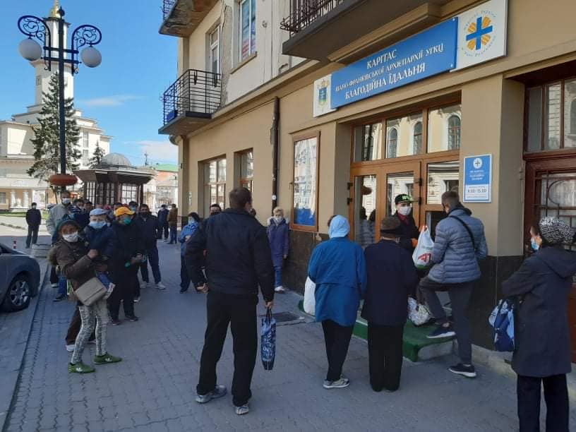 Франківський Карітас забезпечив обідами та продуктовими наборами потребуючих: фоторепортаж