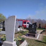На Прикарпатті вогонь ледь не знищив кладовище: фото