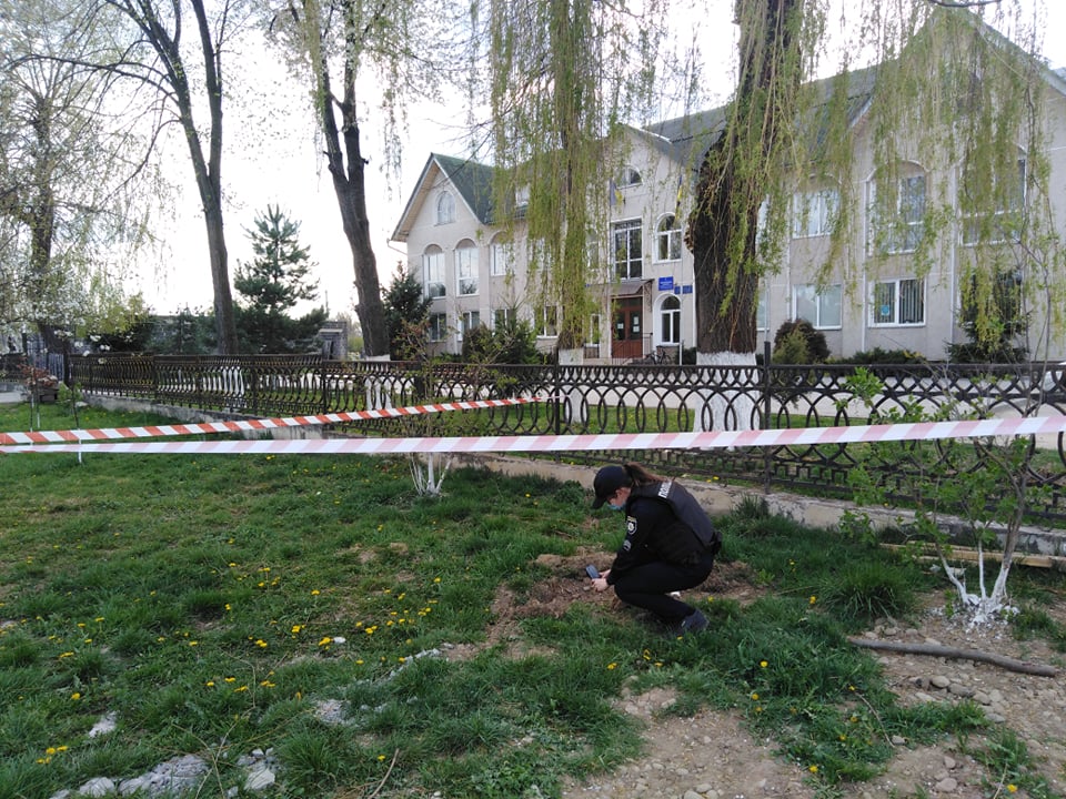 Вибухотехніки знешкодили гранату, яку виявили поблизу сілької ради у Хриплині