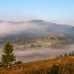 Місце, де народжуються хмари: неймовірні світлини найвисокогірнішого села України - Дземброня