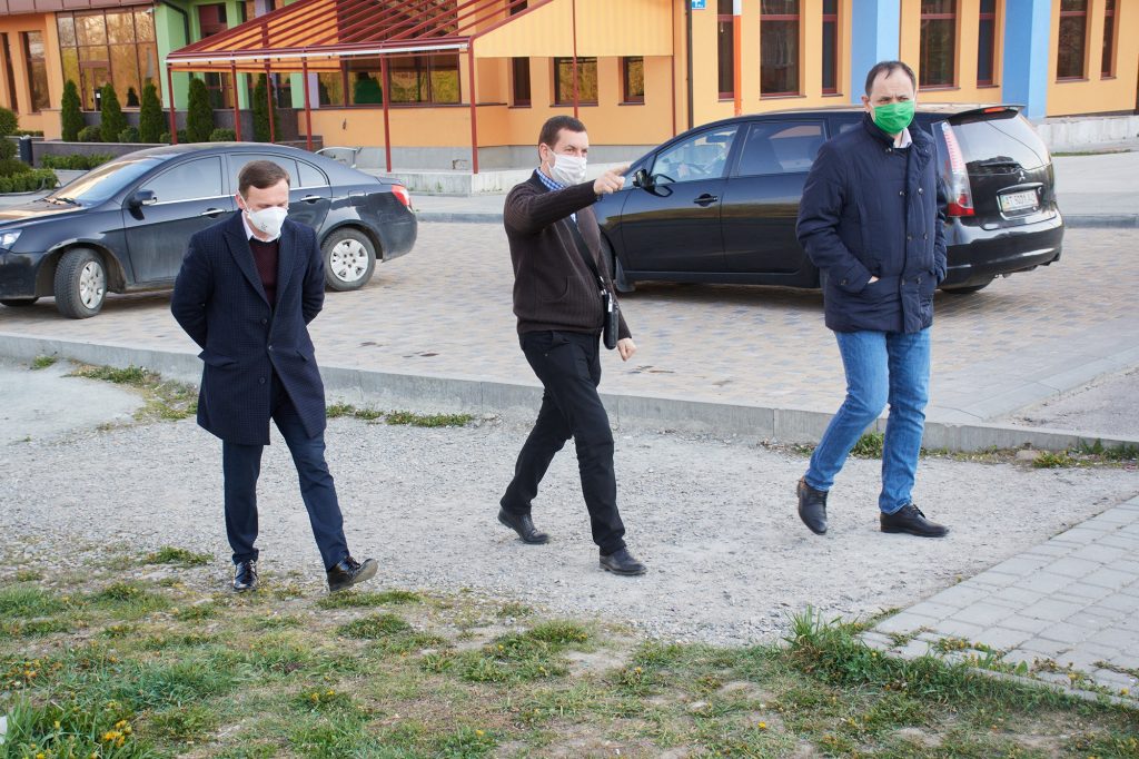 "Чорна п'ятниця" за розкладом: чиновники оглянули ремонт вулиць на Каскаді та прогулялись біля міського озера