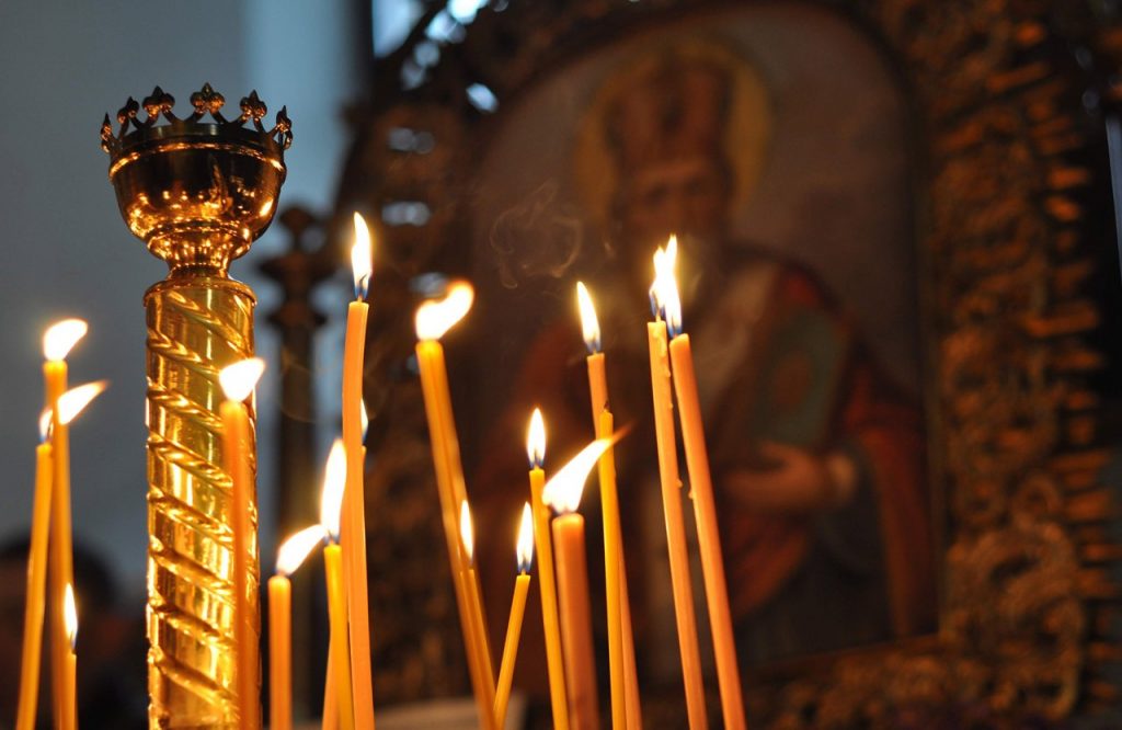 Великодні богослужіння у храмах відвідали майже 130 тисяч українців, а на Прикарпатті зафіксували порушення карантину