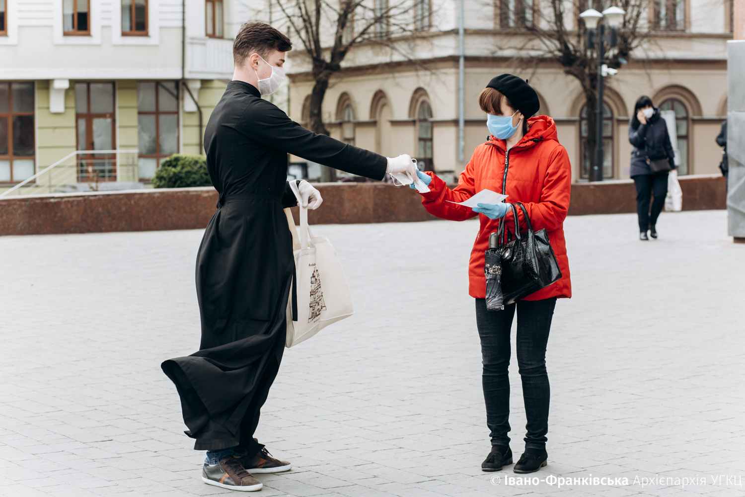 Представники УГКЦ роздавали франківцям захисні маски: фото