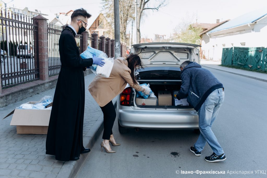 Івано-Франківська Архієпархія УГКЦ передала медикам засоби захисту: фото