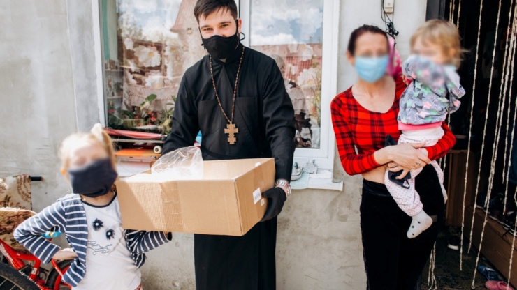 УГКЦ у Франківську забезпечує потребуючих безкоштовними бідами: фоторепортаж