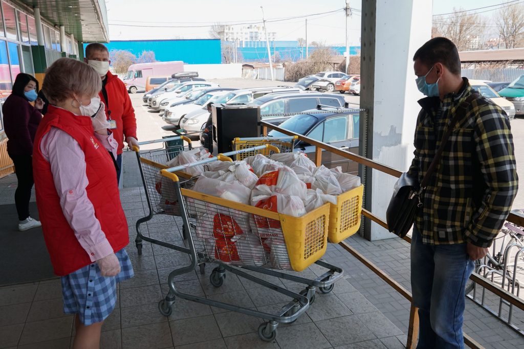 Приносять воду та продукти: як у Коломиї допомагають самотнім людям похилого віку