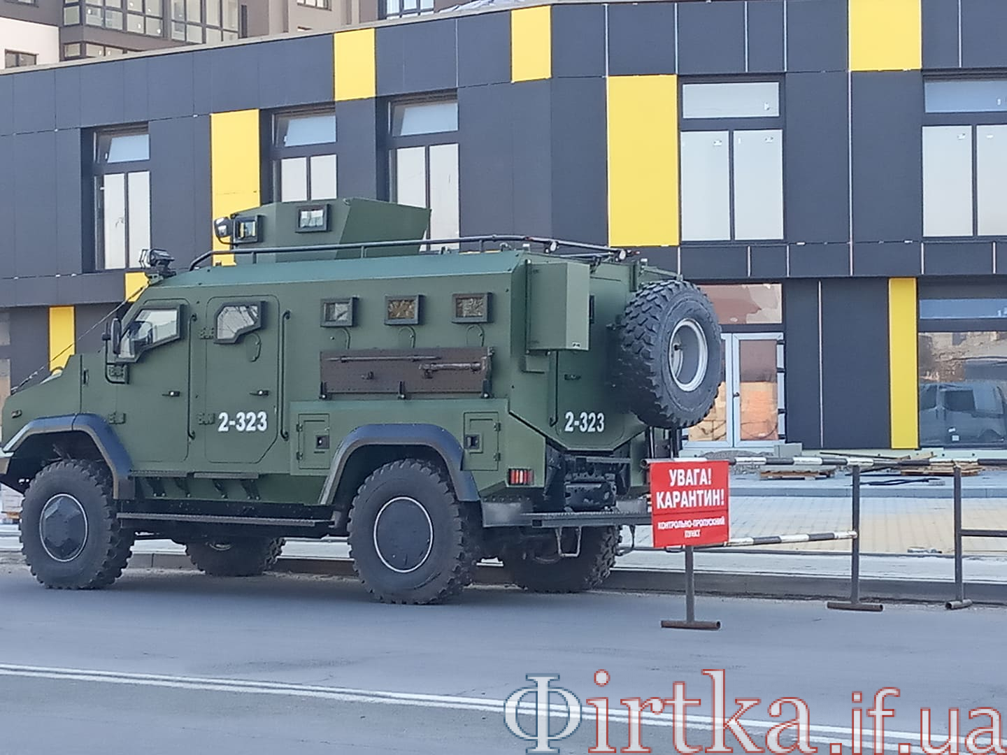 Місто оточили блок-постами - на в'їзді поліція та бронемашини Нацгвардії