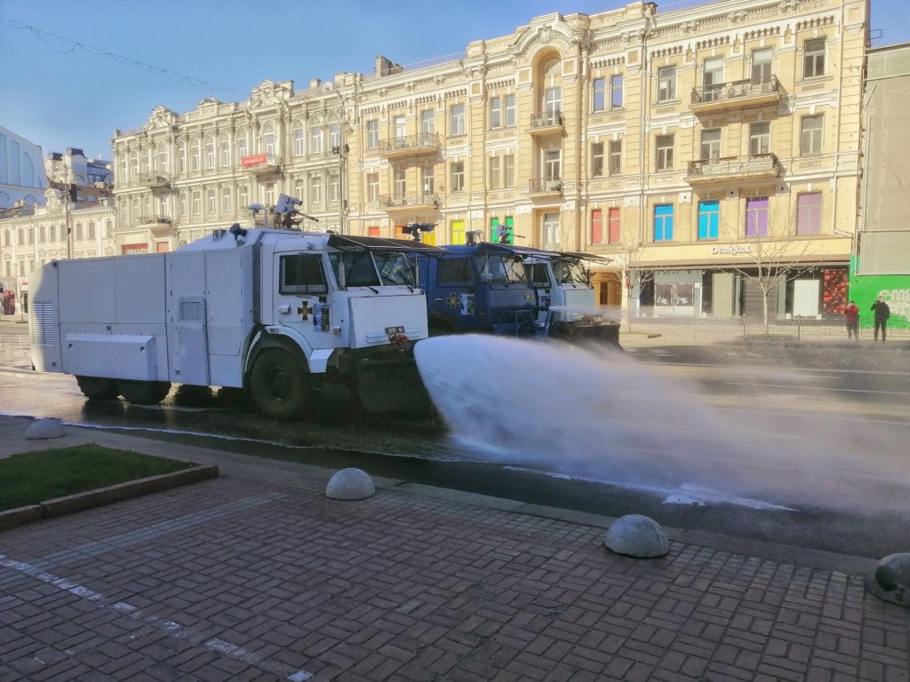 На Прикарпатті підрозділи УДСНС надають допомогу у проведенні дезінфікуючих заходів