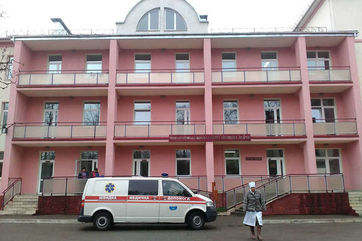 Біля інфекційної лікарні у Франківську планують облаштувати парковку
