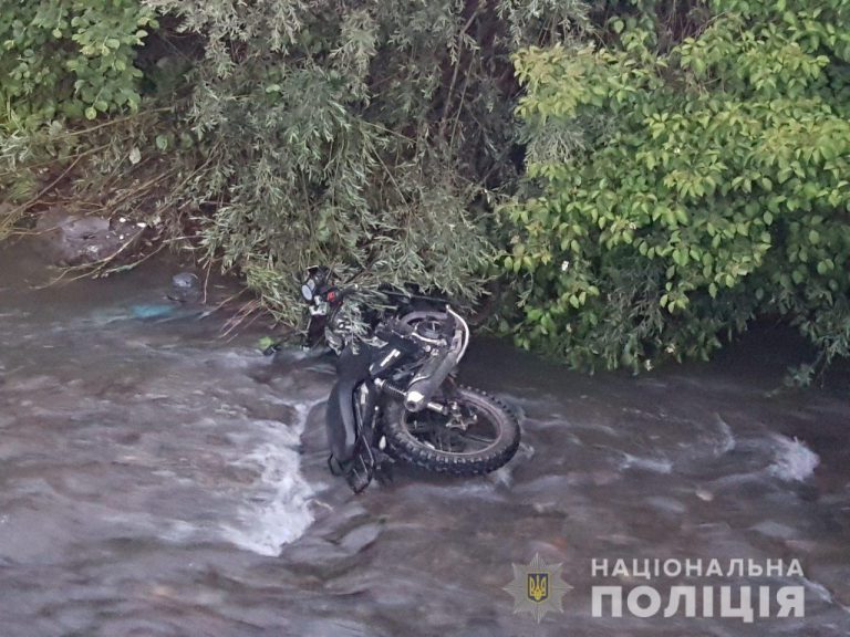 На Прикарпатті водій мотоцикла вирішив перестрибнути через струмок, але його спроба виявилася невдалою