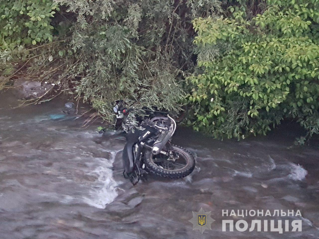 На Прикарпатті водій мотоцикла вирішив перестрибнути через струмок, але його спроба виявилася невдалою