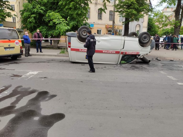 В центрі Івано-Франківська карколомна ДТП - карета швидкої із медперсоналом та двома хворими опинилась на даху