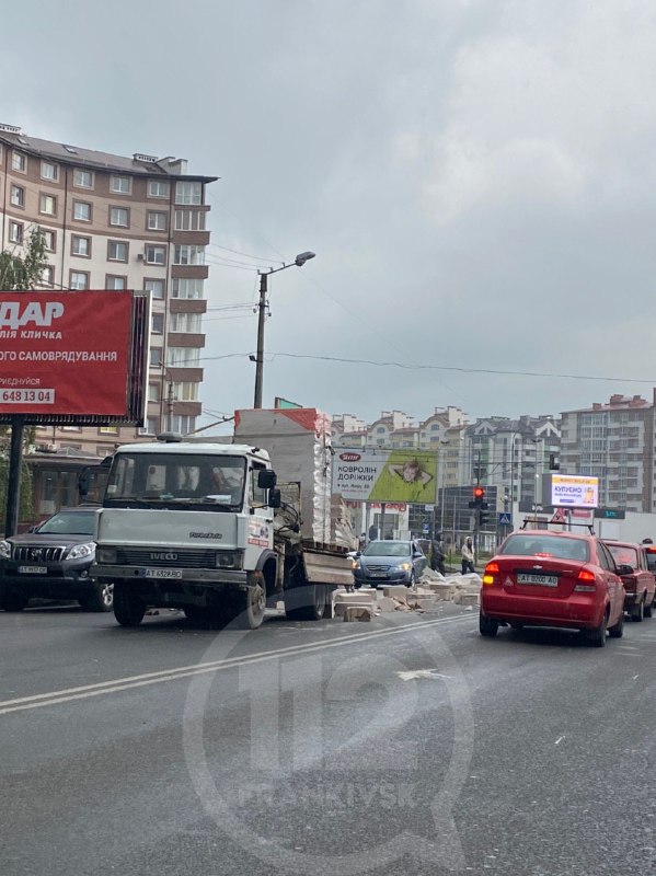 На перехресті вулиць Івана Павла ІІ та Івасюка із кузова вантажівки розсипались коробки по усій дорозі