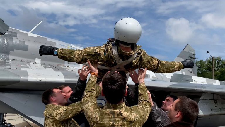 В Івано-Франківську молоді військові пілоти здійснили перші самостійні вильоти на бойових винищувачах