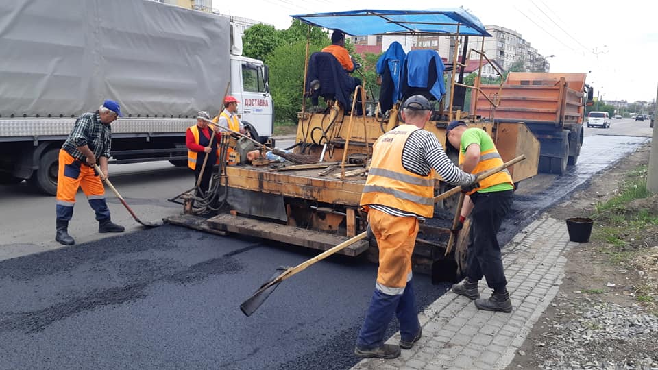 На Івасюка стелять асфальтне покриття