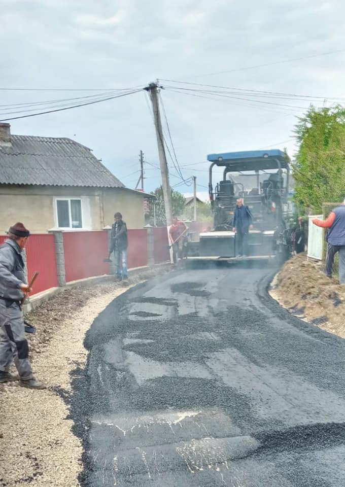 В Чернієві триває асфальтування сільських доріг