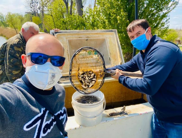 В Івано-Франківську провели зарибнення міських озер