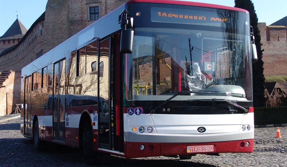 Луцький завод "Богдан" показав автобуси, які до кінця травня мають доставити до Івано-Франківська