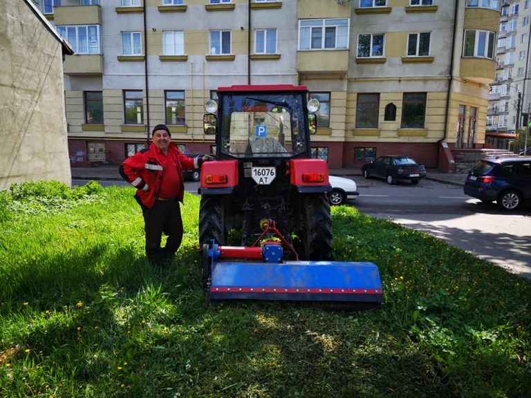 Франківські комунальники тестують новий механізм для косіння великих площ трави