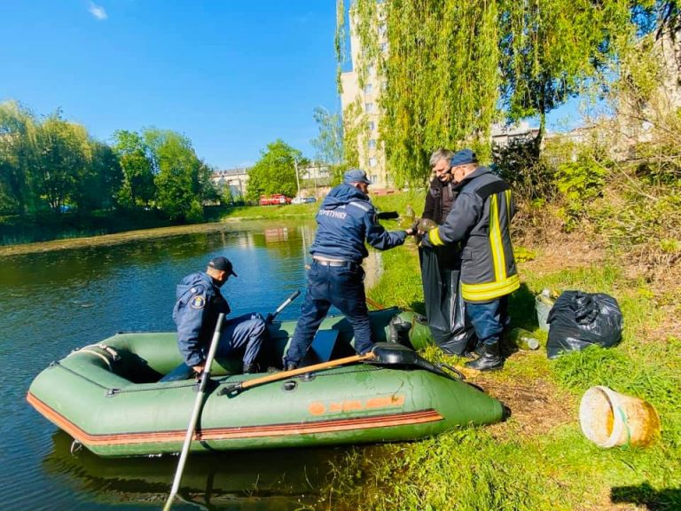 На "БАМі" місцеві жителі засипали сміттям тутешнє озерце