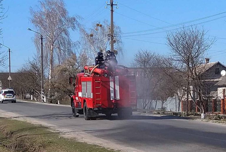 Прикарпатські рятувальники продовжують дезінфікувати приміщення та дороги