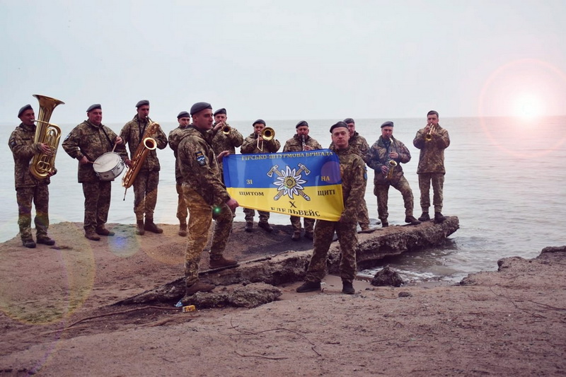 Музика війни. Як бойовий оркестр коломийської «десятки» воює музикою і зброєю