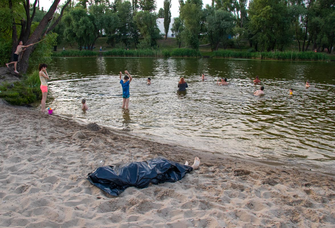 Черговою зміною Коломийської рятувально-водолазної станції на міському озері в м. Коломия не допущено до плавання на забороненому засобі (автомобільна надувна камера) 2 підлітків та риболовлі в небезпечному місці (аварійний пірс) 2 рибалок. З відпочиваючими громадянами проведено профілактичні бесіди щодо дотримання Правил охорони життя людей на водних об’єктах та вимог карантину (про заборону відвідування прибережної зони). Після зауваження рятувальників рибалки покинули небезпечне місце.