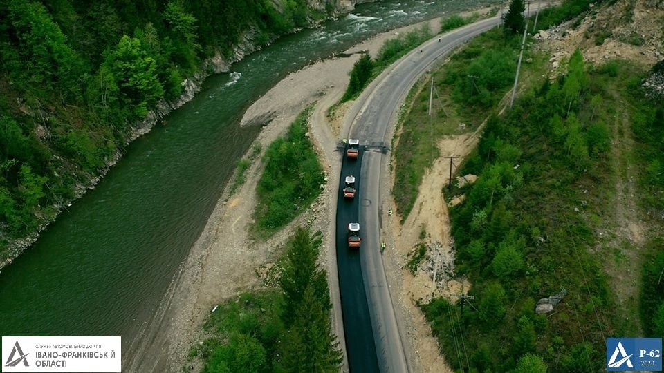 На Прикарпатті триває капітальний ремонт автодороги: фото