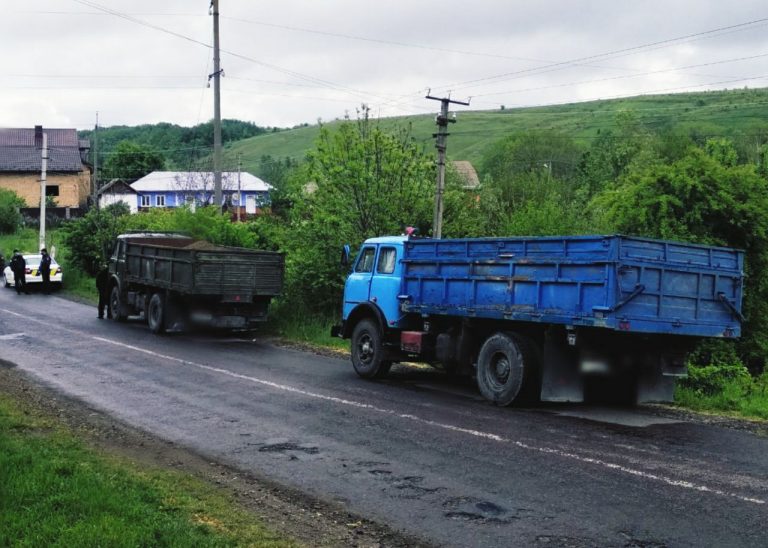 Прикарпатська поліція виявила дві вантажівки із незаконним гравієм: фотофакт