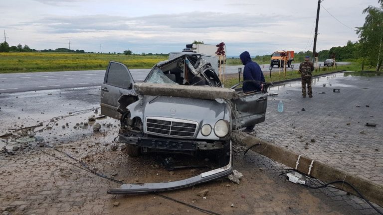 На Коломийщині внаслідок ДТП авто злетіло з дороги