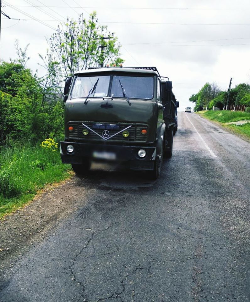 Прикарпатська поліція виявила дві вантажівки із незаконним гравієм: фотофакт