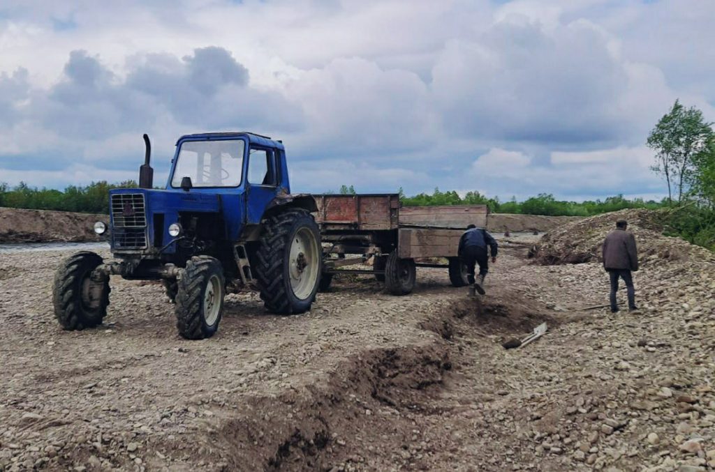 Поліція розслідує незаконне перевезення гравію і деревини на Прикарпатті: фотофакт