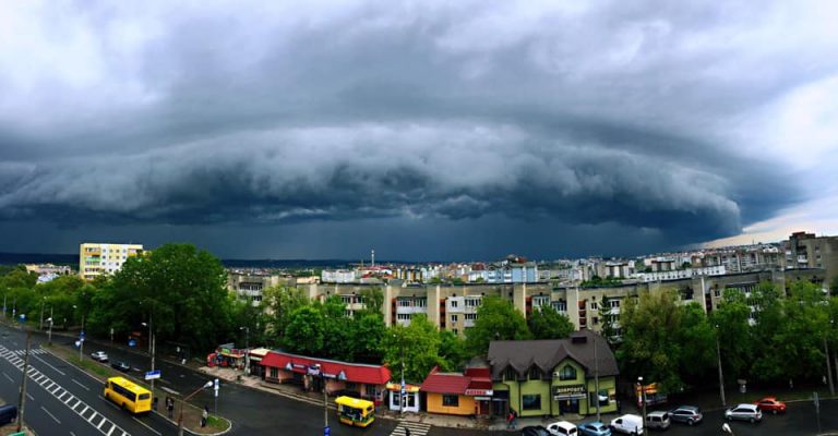 Франківчани у мережі діляться фотографіями грозового неба над містом: фото і відео