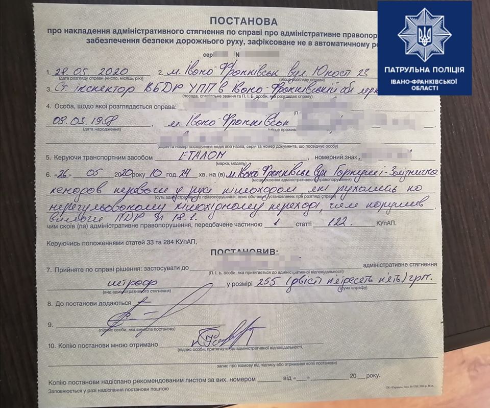 Франківські патрульні оштрафували водія маршрутки, котрий за хвилину двічі ледь не збив пішоходів на “зебрі”