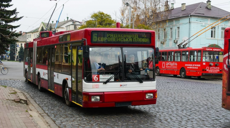 Від сьогодні франківці можуть користуватись громадським транспортом без довідок із місця роботи