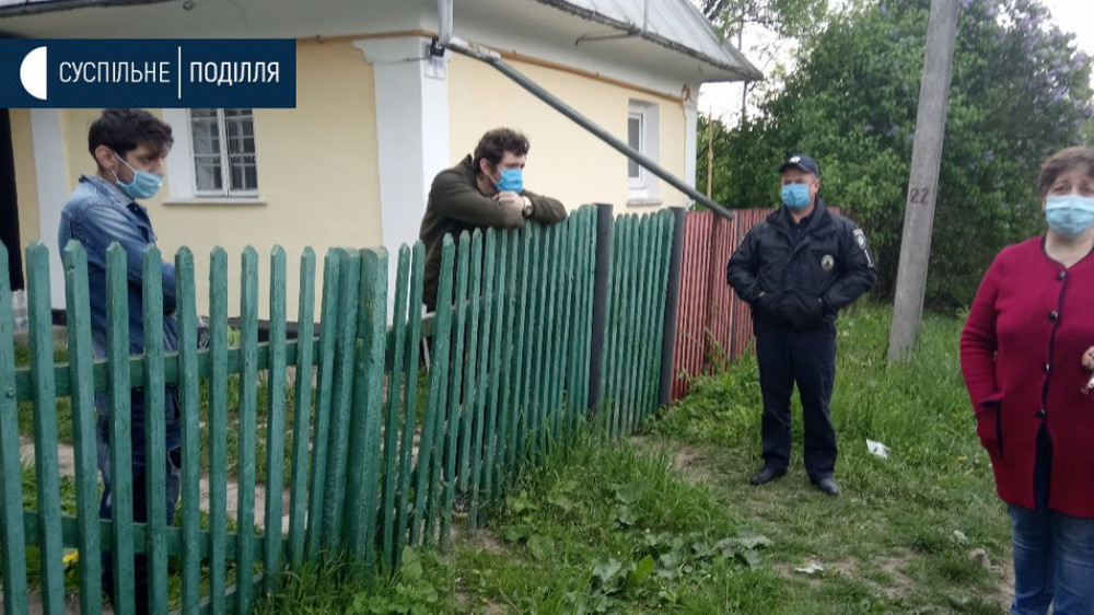 "Люди їм зроблять карантин, не будуть швендяти по селі". Як ромів з Франківська зустріли на Хмельниччині: фото