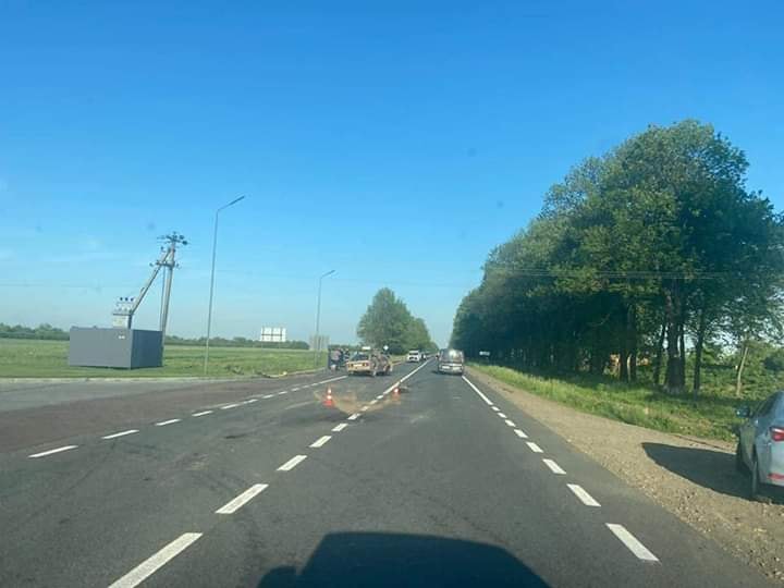 На Коломийщині зіткнулися два автомобілі, від сильного удару один із них перекинувся: фото