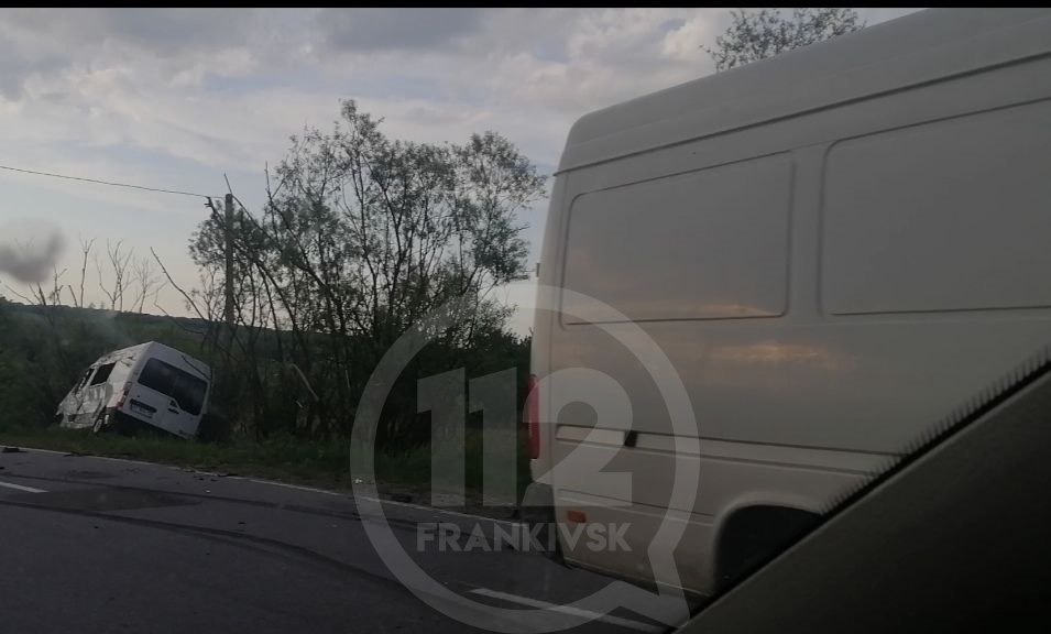 Неподалік Івано-Франківська трапилася ДТП - мікроавтобус вилетів з дороги: фото