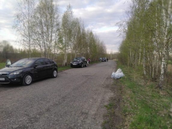 У Долинському районі люди самостійно придбали узбіччя доріг